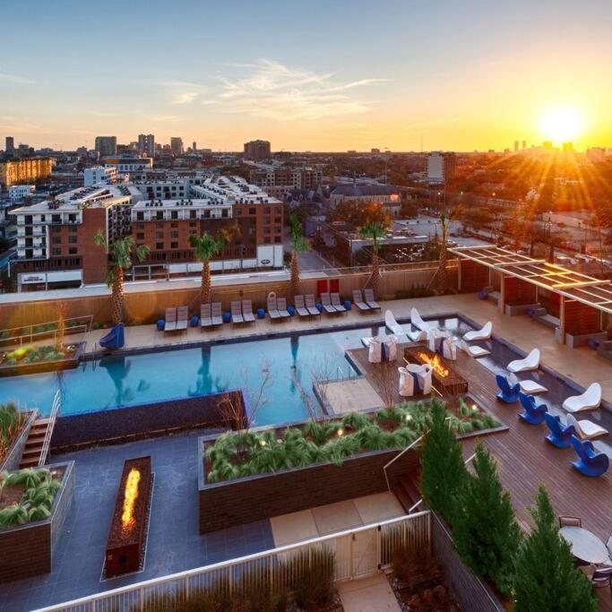 휴스턴 Luxury Highrise In Midtown - Skyline Views And Chic Decor 아파트 외부 사진