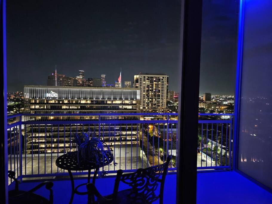 휴스턴 Luxury Highrise In Midtown - Skyline Views And Chic Decor 아파트 외부 사진